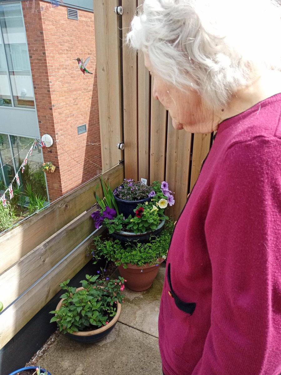 VidaHealthcare1's tweet photo. Enjoying this beautiful weather on the terrace! From ice lollies to fresh juice, there's nothing better than soaking up that Vitamin D!  ☀☀☀ 

#VidaHealthcare #VidaHall #VidaGrange #Harrogate #CareHome #Care #Dementia https://t.co/nEgMwljb8V