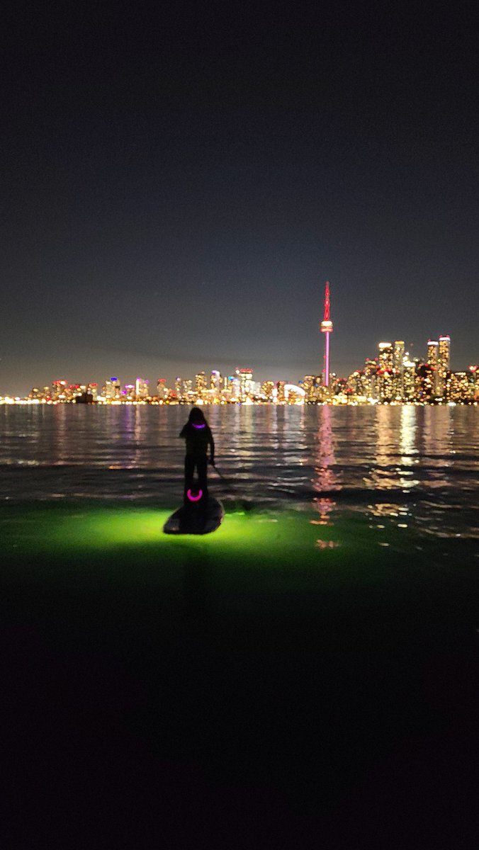 only1phoenixx's tweet photo. Last night's Sunset Safari in #Toronto with @TorIslandSUP 😍✨️ Have you paddled at night? 🌙 Extend your #SUP sessions safely and enjoy the best view of the city with #TorontoIslandSUP 😍🌆🌃

Happy #NationalPaddlingWeek! 🛶

#standuppaddleboarding https://t.co/URquIZEjmz