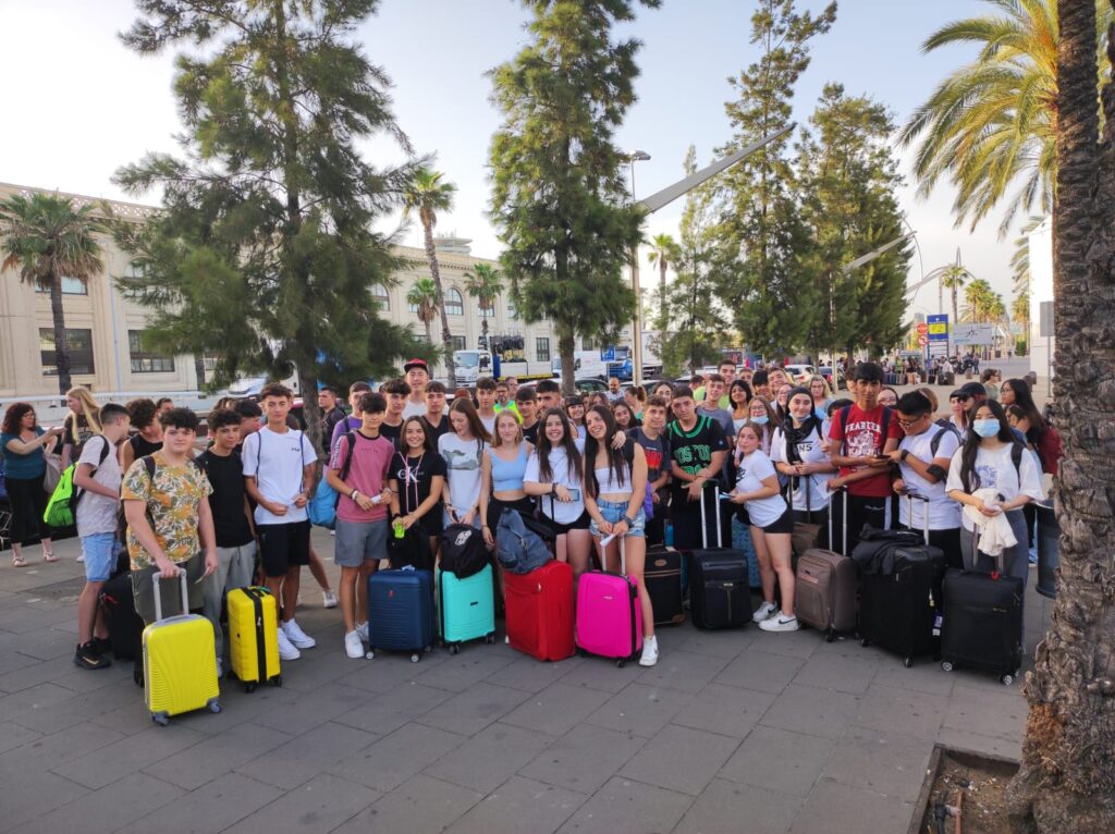 InsTorrent's tweet photo. L’alumnat de 4t d’ESO finalitza l’educació secundària obligatòria i ha marxat uns dies a Menorca, per gaudir de la dirvesió i de la companyia dels seus tutors i tutores i la resta de companys. https://t.co/g22O6OE0VL