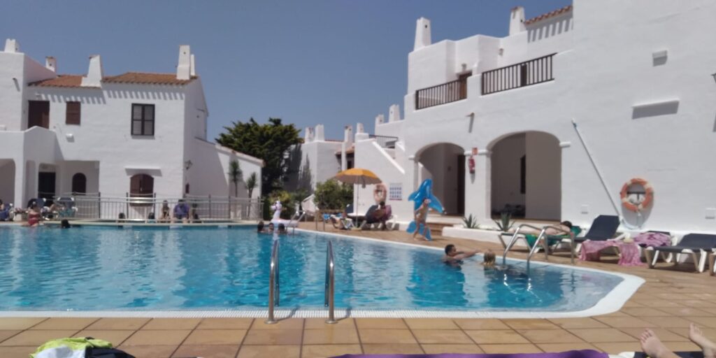 L’alumnat de 4t d’ESO finalitza l’educació secundària obligatòria i ha marxat uns dies a Menorca, per gaudir de la dirvesió i de la companyia dels seus tutors i tutores i la resta de companys.