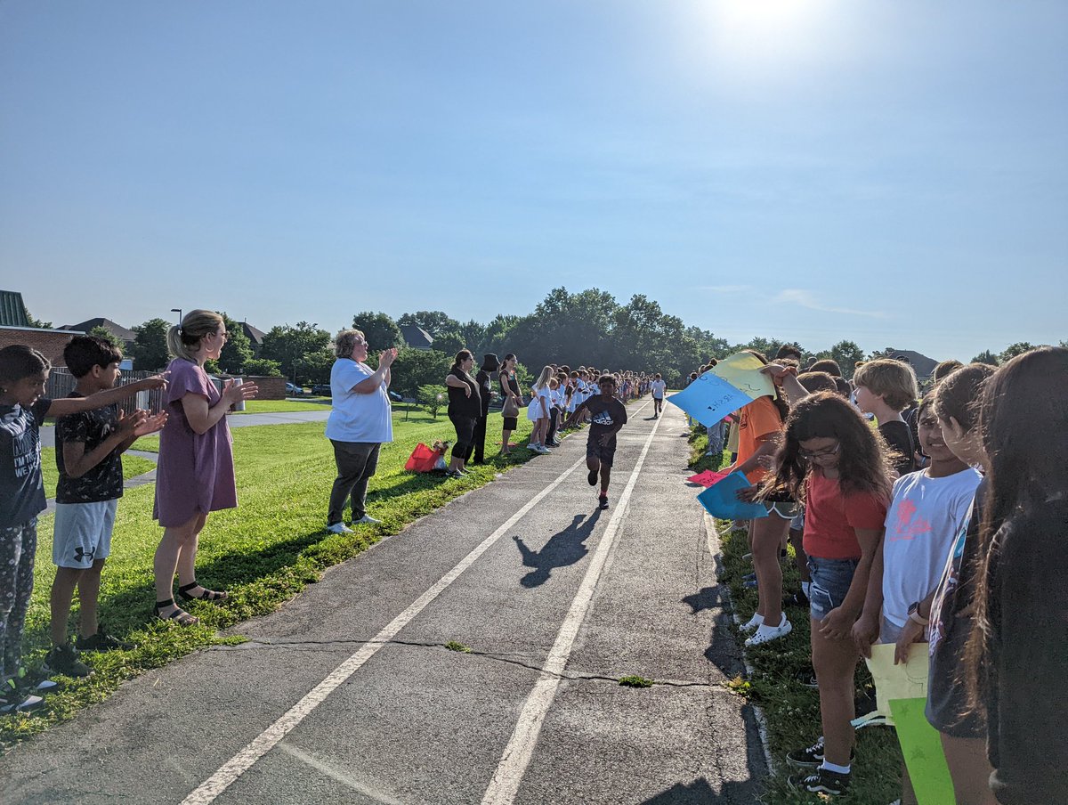 LisainManila's tweet photo. I'm so proud of my class family today. We proudly cheered on our classmate as he represented our class in the mile Lab Run. @LCPSLegacy  #FRIENDlyfourthies https://t.co/SnoEJs6phP