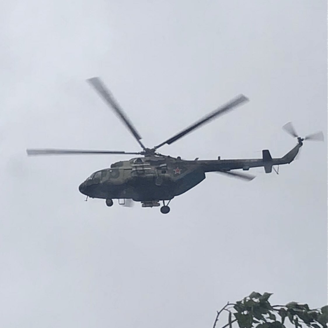 Уже второй день подряд над моим домом пролетают военные вертолёты один за одним