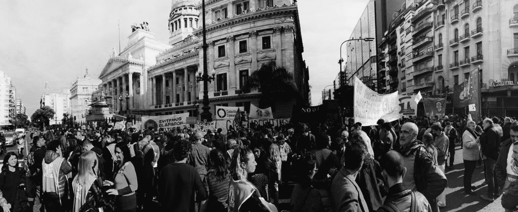 colectivocine's tweet photo. 📣 Hoy se debate el proyecto de ley que evitaría la caducidad de los fondos de fomento para el cine y la cultura.  

Abrimos HILO 🧵

#laculturanocaduca
#50años
#EvitemosElApagonCultural https://t.co/NJOObRVAUu