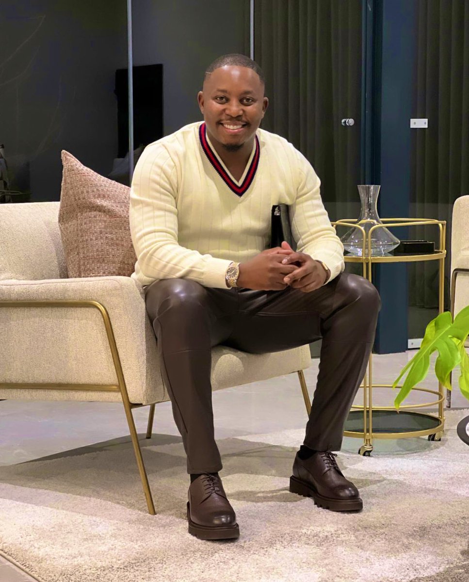 TshepoTsala's tweet photo. This Dark Brown Grandeur RFM Derby is really one beautiful shoe. Theo looks stylish👌🏾 https://t.co/lI0qMXdBQR