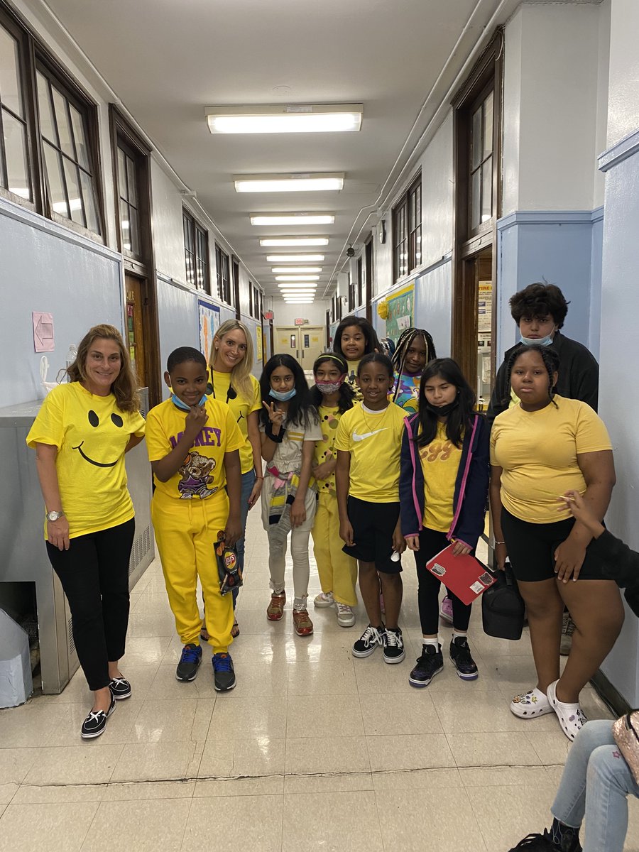 203D22's tweet photo. Here at #PS203 we take our students social emotional well being seriously. Each student is greeted by name and with a smile at arrival each morning. #PS203cares @District22BKNY @BKSouthClimate https://t.co/i82dmCSFAA