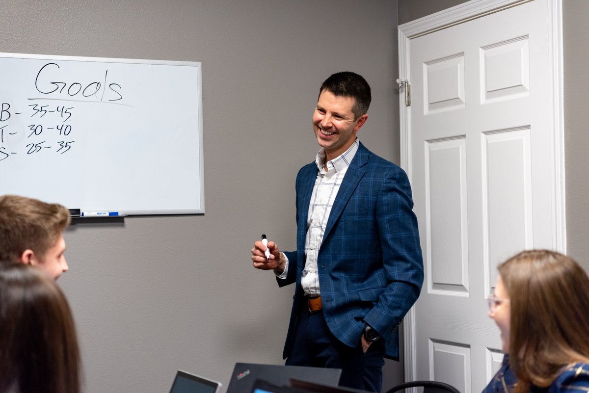 Robbins_IG's tweet photo. Excellence is one of our Core Values, and setting goals as a team is one way we get there! 👍 https://t.co/8Kl11nKIrf