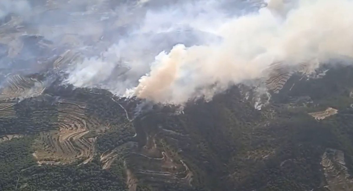 3CatInfo's tweet photo. L’incendi de Corbera d'Ebre ha fet explotar artefactes de la Guerra Civil que hi ha enterrats a la zona, escenari de combats de la batalla de l'Ebre. Els bombers confien aturar el cap de l’incendi ara que s’apropa a una zona de conreus #IFCorberaEbre https://t.co/vVYr06LoRG