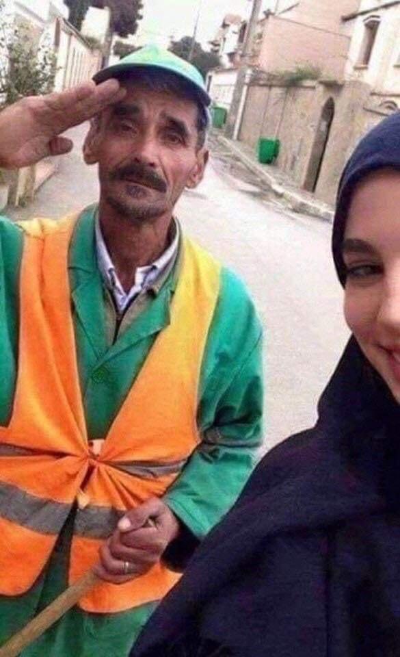 Cibelle42341186's tweet photo. Babası kızına: “Arkadaşlarına temizlikçi olduğumu söyleme” dedi.

Kızı da bu fotoğrafı çekti ve sosyal medya da paylaşıp; “bu benim babam, temizlikçi olarak çalışıyor, babamla gurur duyuyorum. Büyük kızının büyük babası” diye yazdı🙏 https://t.co/iOSym1R9vS