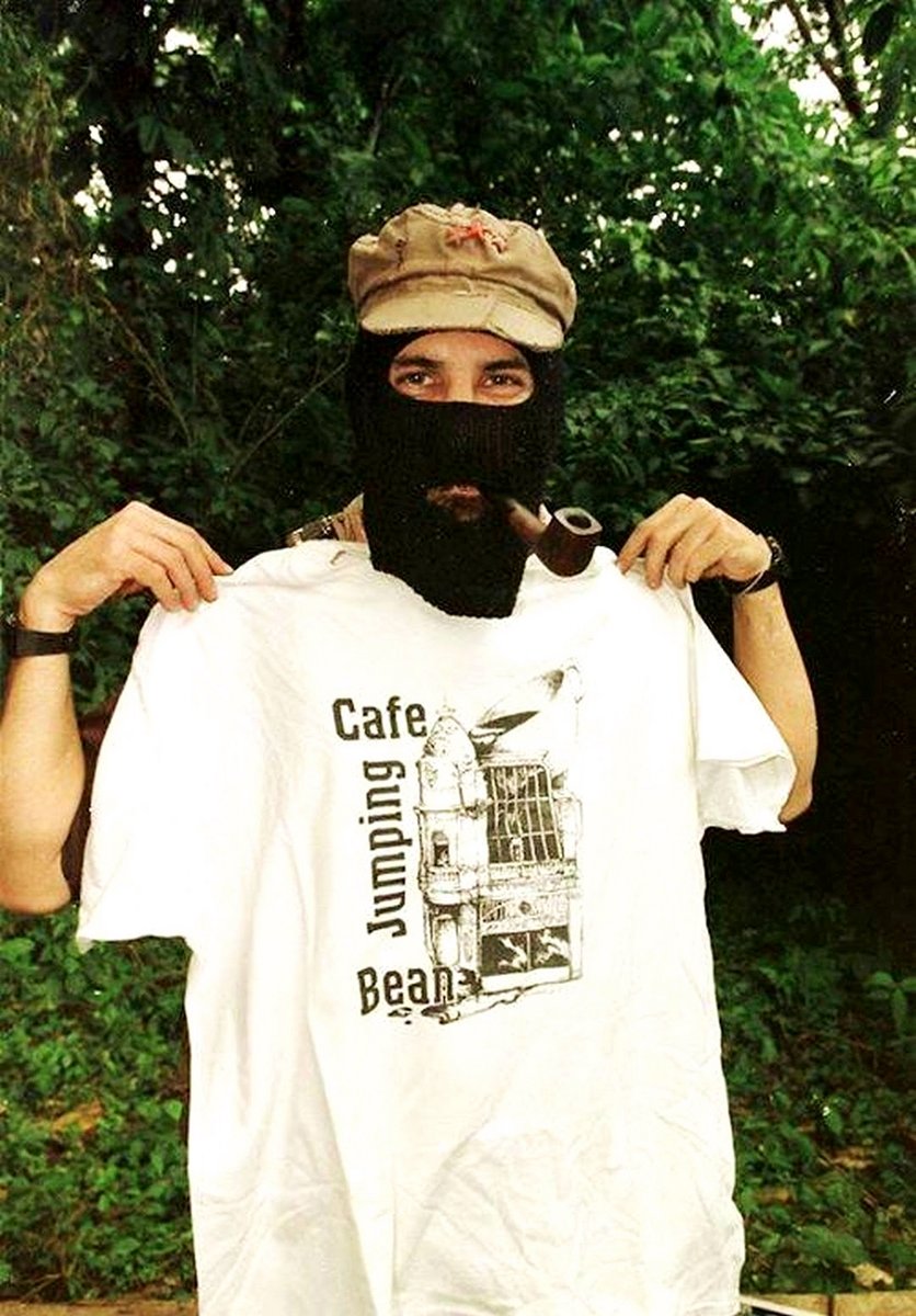 "Después de todo, la cultura
es como el café instantáneo,
es decir, es soluble, desechable
y además, no es café."
★ Subcomandante Marcos ★
• @CafeForMuertos •