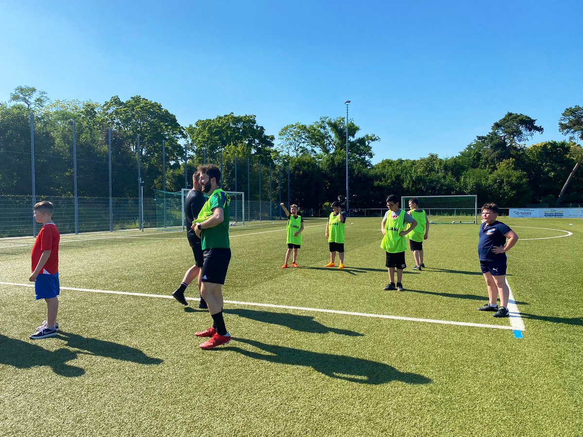 esportrn_'s tweet photo. „Bewegung bewegt was“, war das Motto des heutigen Tages. Gemeinsam mit der #BadischenSportjugend und der #TSGRheinau durften Kids bei uns #RocketLeague🎮 spielen und dann später real noch ein bisschen kicken⚽️ Hat mega Laune gemacht!
#ern #tsvo #mannheim #lokal https://t.co/1KWEfYkMOd