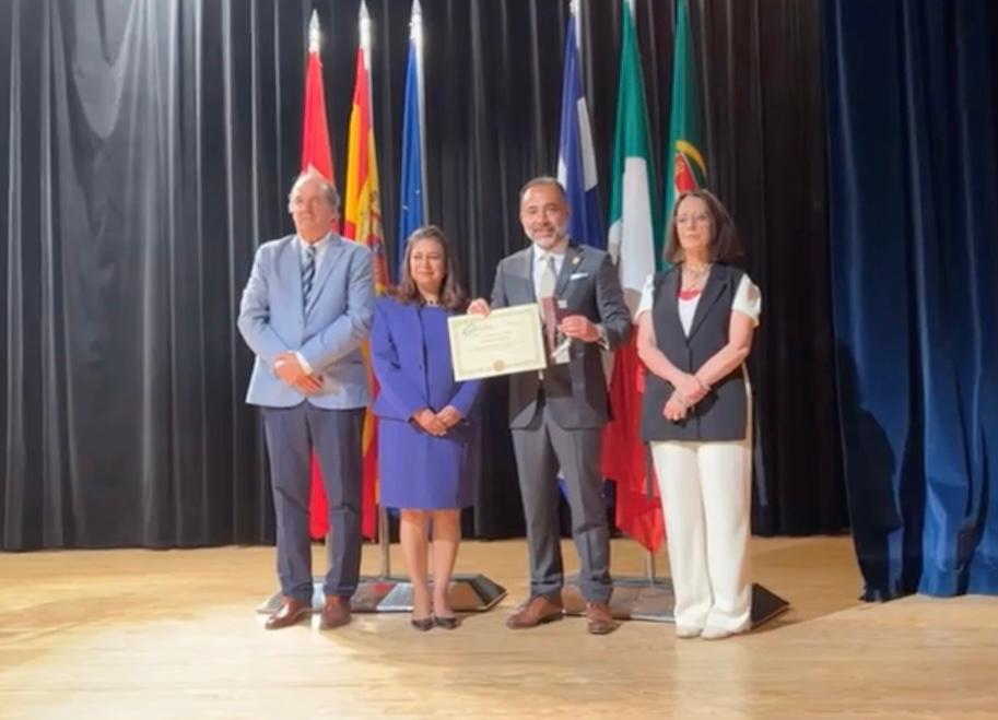 <a href="/FerFlores_Emp/">Fernando Flores Fernández</a> hoy recibe a nombre de #Metepec el prestigiado premio "Escoba de Platino". 🏆🧹