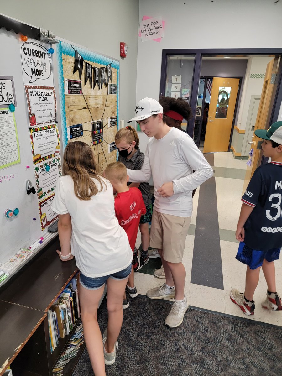 jfieldscience's tweet photo. APES students completing their #APWEServe projects teaching the 4th graders at Memorial School about solar energy! #nipsci #APEStravaganza #mursdinspires https://t.co/YFnPdvlur9