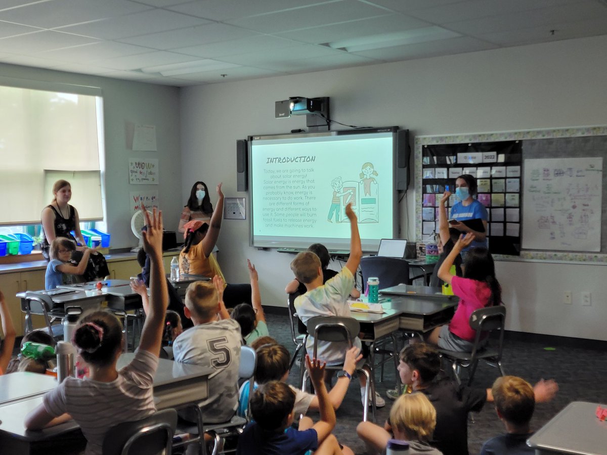 jfieldscience's tweet photo. APES students completing their #APWEServe projects teaching the 4th graders at Memorial School about solar energy! #nipsci #APEStravaganza #mursdinspires https://t.co/YFnPdvlur9