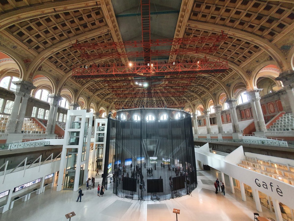 MuseuNac_Cat's tweet photo. Sovint ens preguntem quin és el nostre lloc al món. Jordi Bernadó ho ha preguntat a personatges com Woody Allen, Vivían Gornick i Steven Pinker, entre d'altres, i els hi ha fotografiat. Descobreix-ho a #idproject. T'hi esperem! https://t.co/i1F4ZxAUOJ