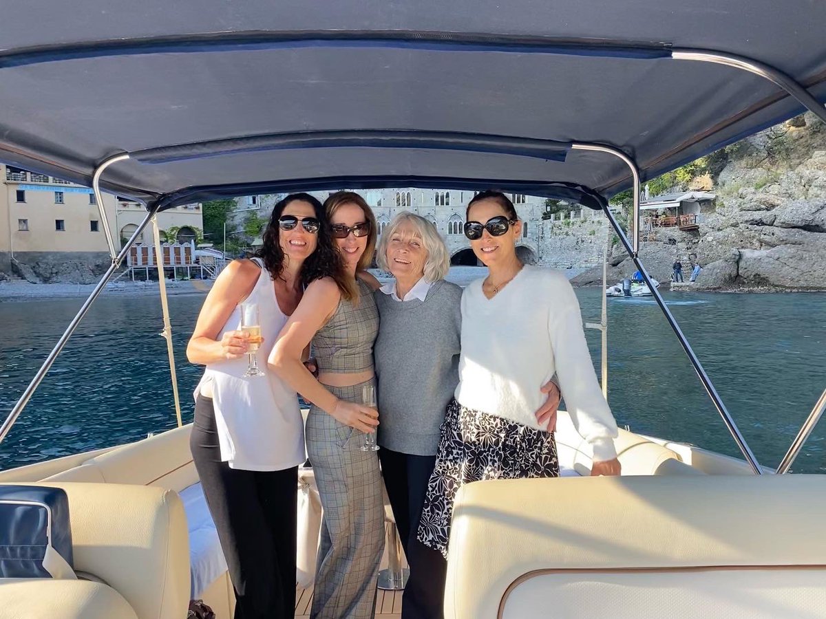 Our founder, Kira with her mom and sisters dresses head to toe in KG while on vacation in Northern Italy  🇮🇹 
.
.
.
#amazingKIRAgrace #kiragrace #highlandplaidcollection #italy #northernitaly #cinqueterre