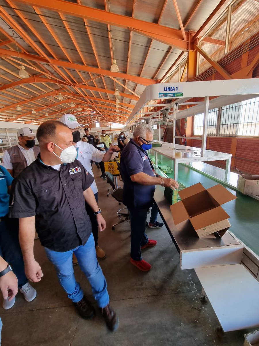 EdgarBlanco_VE's tweet photo. Seguimos en las Visitas a las entidades de trabajo en Punto Fijo estado Falcón Visitamos la Empresa VIETVEN Iluminaciones zona franca cumpliendo con las Instrucciones del Presidente @NicolasMaduro y las Orientaciones del Ministro @torrealbaf  para la formación de la Clase Obrera https://t.co/HNOxuWXxpM