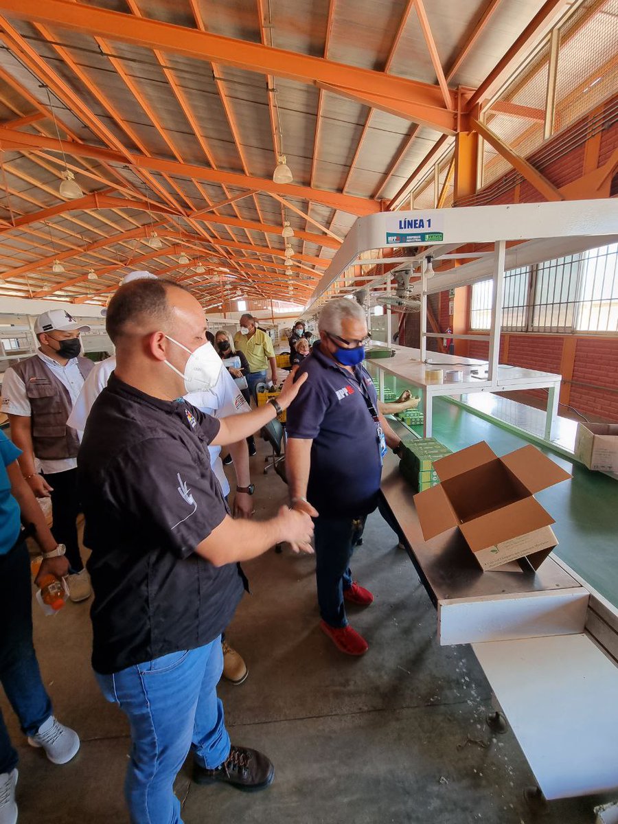 EdgarBlanco_VE's tweet photo. Seguimos en las Visitas a las entidades de trabajo en Punto Fijo estado Falcón Visitamos la Empresa VIETVEN Iluminaciones zona franca cumpliendo con las Instrucciones del Presidente @NicolasMaduro y las Orientaciones del Ministro @torrealbaf  para la formación de la Clase Obrera https://t.co/HNOxuWXxpM