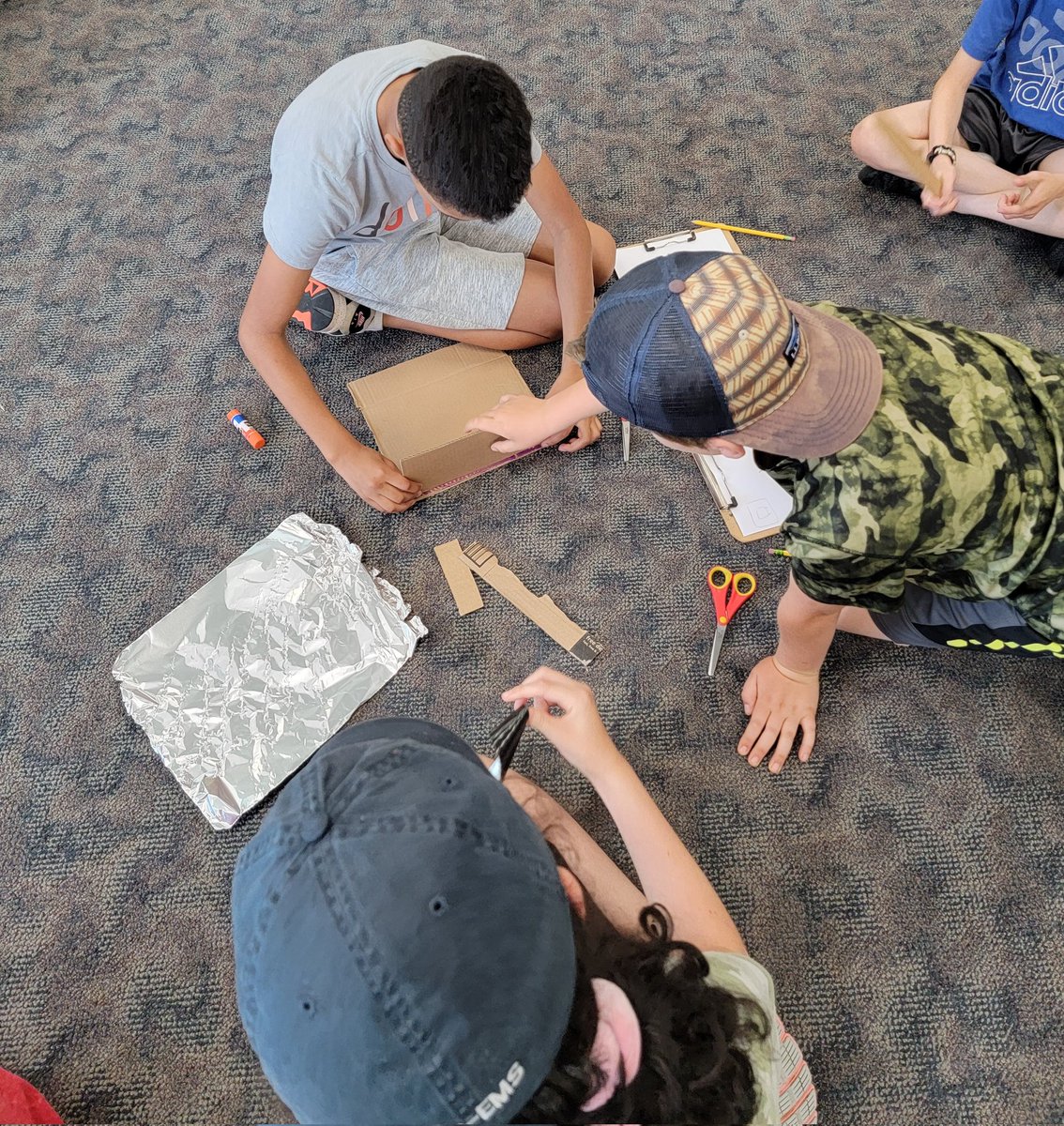jfieldscience's tweet photo. APES students completing their #APWEServe projects teaching the 4th graders at Memorial School about solar energy! #nipsci #APEStravaganza #mursdinspires https://t.co/YFnPdvlur9