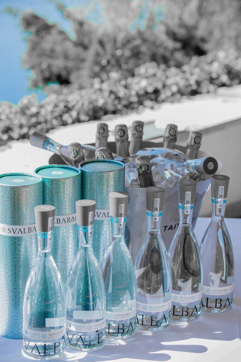 svalbardiice's tweet photo. Svalbarði stands out from the background at any event. Enjoy it with or instead of other fine beverages. And help preserve the Arctic as you do so.
#nonalcoholic #finedining #finewater #naturalwater #glassbottle #icebergwater #arcticwater #michelinstar #lachvredor #frenchriviera https://t.co/TDzr6Nm2ZV
