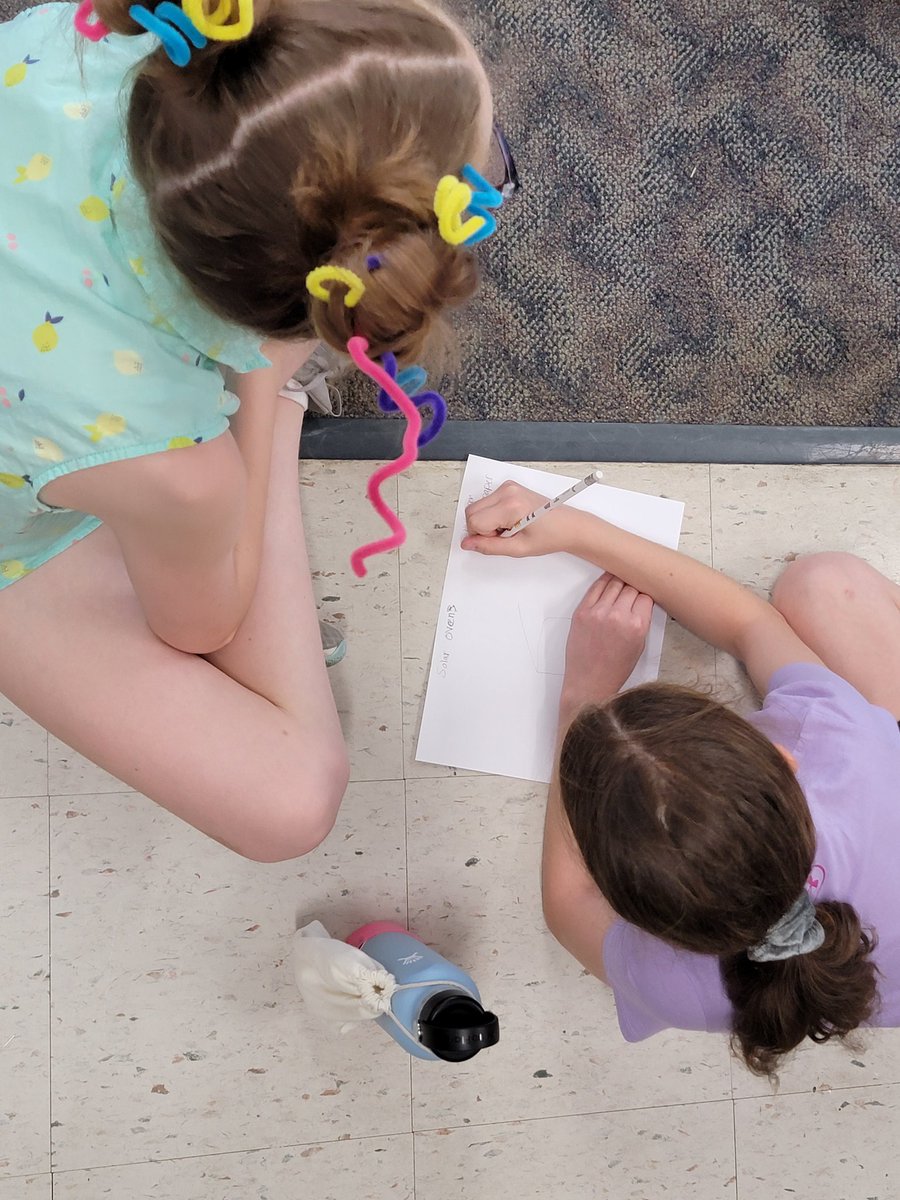jfieldscience's tweet photo. APES students completing their #APWEServe projects teaching the 4th graders at Memorial School about solar energy! #nipsci #APEStravaganza #mursdinspires https://t.co/YFnPdvlur9