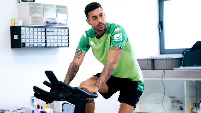 RTVBetis's tweet photo. Esta noche, 21:00 h, en #TodoalVerde 

➡️ Reportaje con @vicama8 Sin vacaciones, sigue su proceso de recuperación, en la C. Deportiva 

➡️ Con @jparra_7 repamos el crecimiento de la @EscuelaBetis en todo el mundo 

Y muuucho más!! 🖥💻📱💚 https://t.co/ceCJGnEYEK