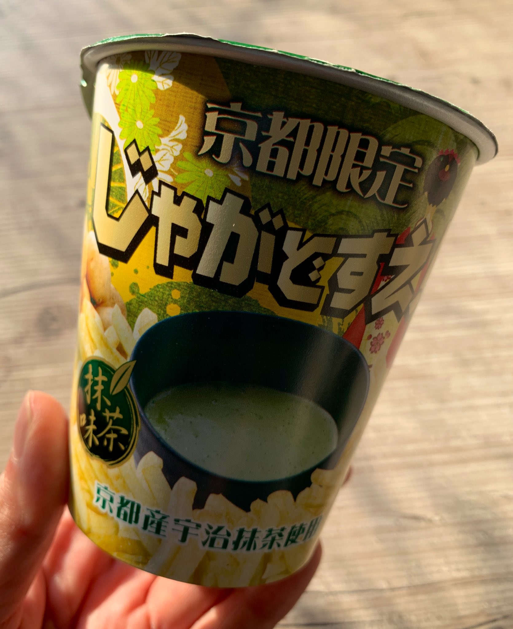 岡部いさく ジントニックにライムの代わりに 細く切ったキュウリ 日本のキュウリなら縦4つ 6つ割りくらい を入れる飲み方があるんですが 昔ライムが高かったころの貧乏人の飲み方だという説と 昔はキュウリが高級野菜で 金持ちがキュウリを見せびら