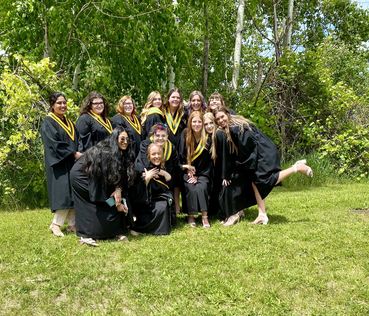 FlemingCollege's tweet photo. Convocation celebrations continue at our Sutherland Campus. 🎓🎉

Happening now: We're celebrating graduates from our Health &amp; Community Services programs. #FlemingGrad 

Watch here: https://t.co/65d97Je64n https://t.co/mT3yANn8DN