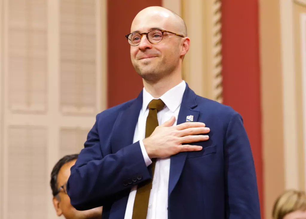 Taillon_Patrick's tweet photo. Chroniq consti:
- Qu'est q le ministre SJB a en tête lorsqu'il souhaite une "conversation" sur "l'évaluation de la constitutionnalité de nos lois"?
- #PL192: l'abolition du serment des députés à la Reine est passé proche d'être adopté.
👇
https://t.co/nJNMigPXxe... https://t.co/kee1FP6wLL