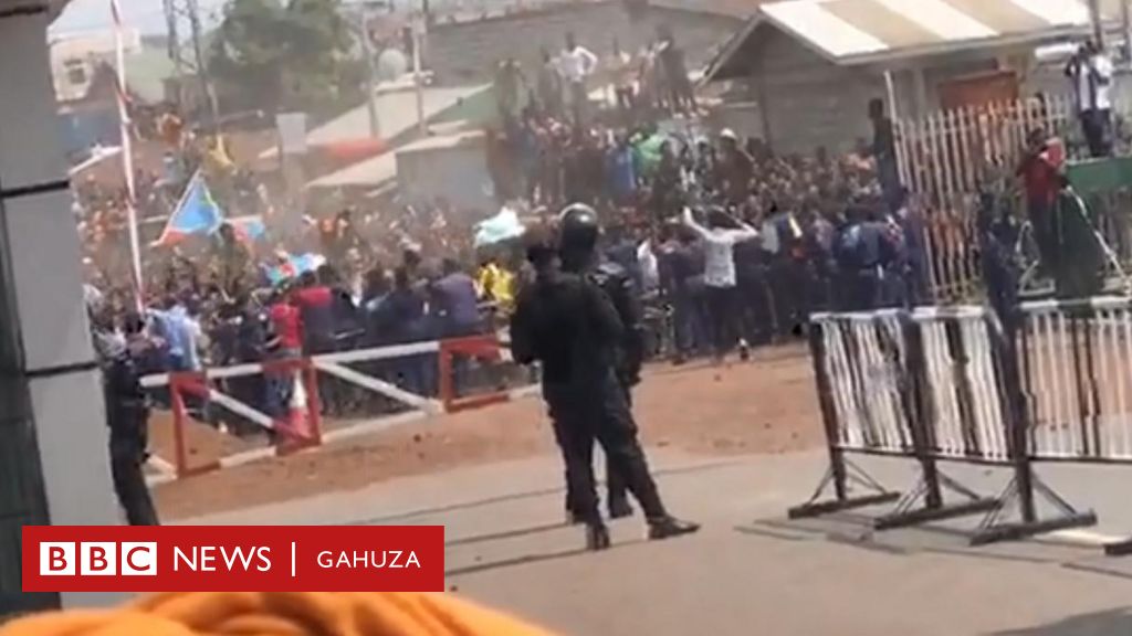 bbcgahuza's tweet photo. Goma: Imyigaragambyo ku mupaka w’u #Rwanda na #DRCongo

Abigaragambya bamaganaga abanyarwanda muri DR Congo, na leta y’u Rwanda

Imyigaragamyo yakomereje mu mujyi wa Goma ibamo n'ibikorwa byo gusahura amaduka
https://t.co/hGbuvZqo8b https://t.co/IvrY93HnIu