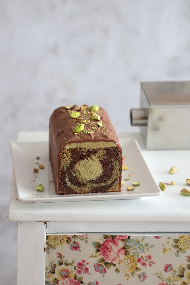 𝗧𝗿𝗮𝘃𝗲𝗹 𝗰𝗮𝗸𝗲 𝗼 𝗰𝗮𝗸𝗲 𝗱𝗲 𝘃𝗶𝗮𝗷𝗲 𝗱𝗲 𝗰𝗵𝗼𝗰𝗼𝗹𝗮𝘁𝗲 𝘆 𝗽𝗶𝘀𝘁𝗮𝗰𝗵𝗼𝘀
Brutalmente delicioso
Receta y detalles de la receta ↓↓
instagram.com/p/CewaK8Koc45/