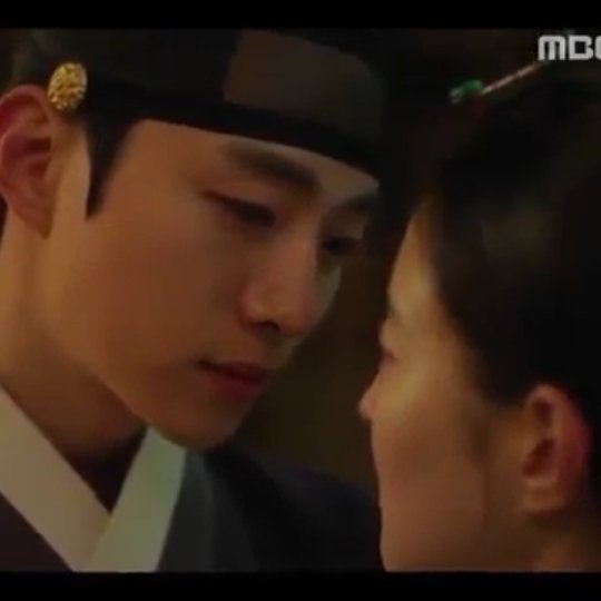 kdrama_menfess's tweet photo. Fix sih, mereka adalah salah satu pasangan drama dengan sexual tension paling kuat yg pernah ada. Sudah 3x rewatch tapi masih dibuat berdebar gak karuan
Tatap-tatapan saja bikin merinding, bahkan sampe menggigil 😂
Lagian Leesan kalau natap deokim dalam banget 😭 •kdm• https://t.co/dM0mO67avJ