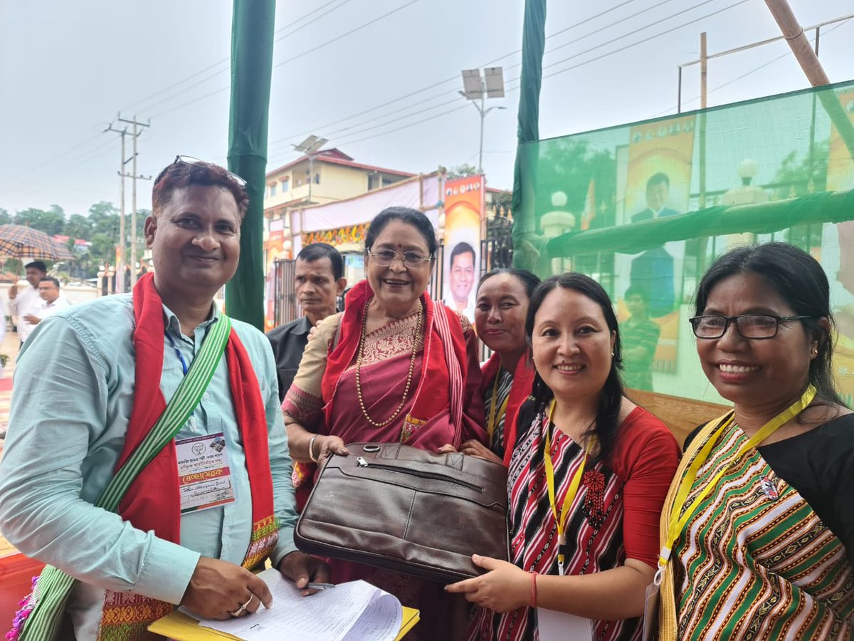 oja_queen's tweet photo. Felicitated Smt @GorsolaNandita for being elected as the 1st woman Cabinet Minister (Govt of Assam) from Karbi Anglong. Her inclusion will give new wings to Assam's 'Nari Shakti'.
Also, congratulated all the winners of the recently concluded #KAACElections.
T2 https://t.co/97CyFcRGjY