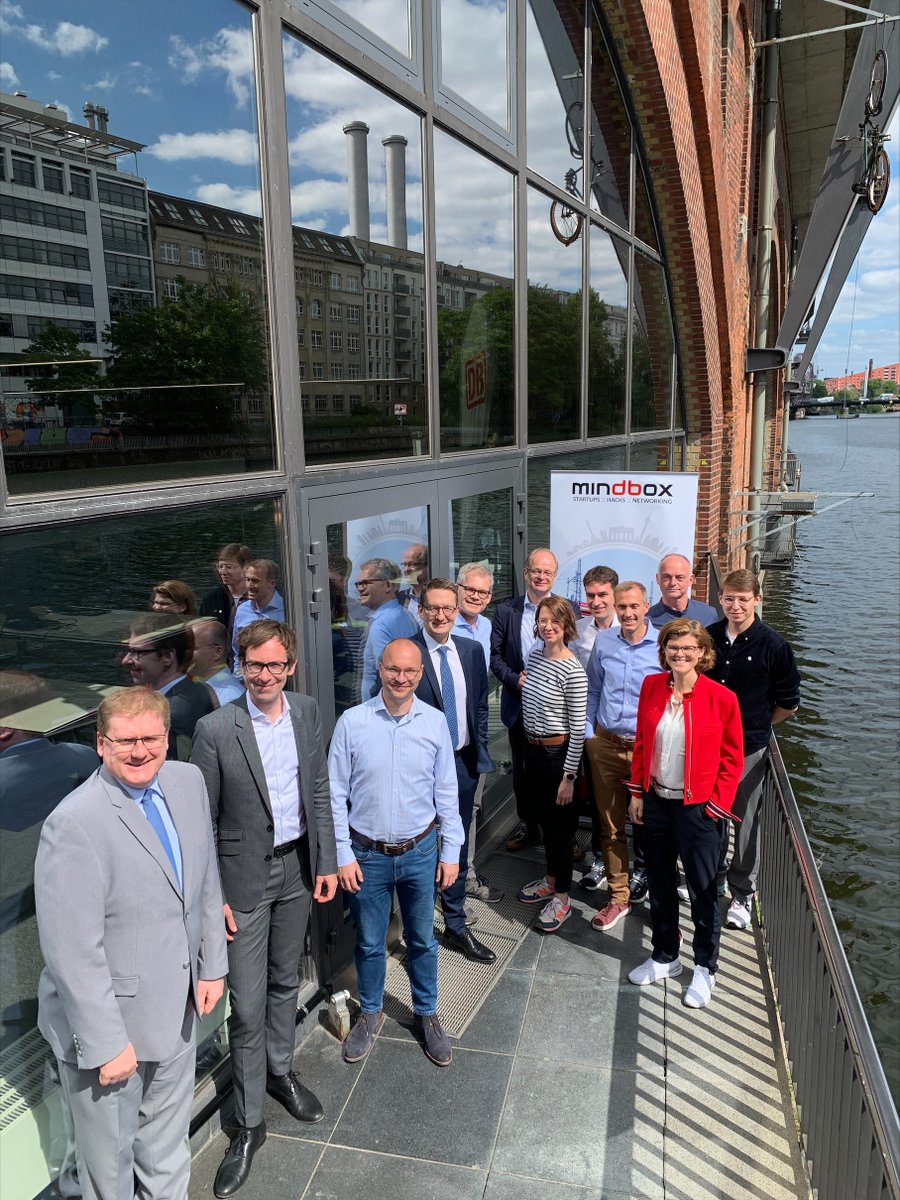 dbmindbox's tweet photo. Meet at mindbox🚀Unsere Alumni-Startups #LiveEO, #BestSensors (mit Silverengine) &amp; #QLX hatten gestern bei uns die Gelegenheit sich dem Staatssekretär des @BMDV_bund und der Vorständin Technik &amp; Digitalisierung der @DB_Presse vorzustellen &amp; mit ihnen auszutauschen #Networking https://t.co/luZTP5YloI
