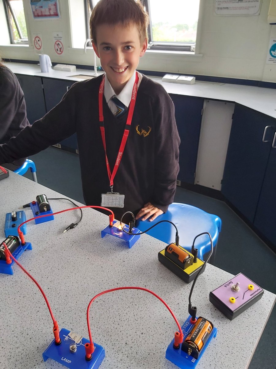 WingfieldSci's tweet photo. Fabulous Y7 students building series circuits with Miss Williams https://t.co/erFRD33XY9