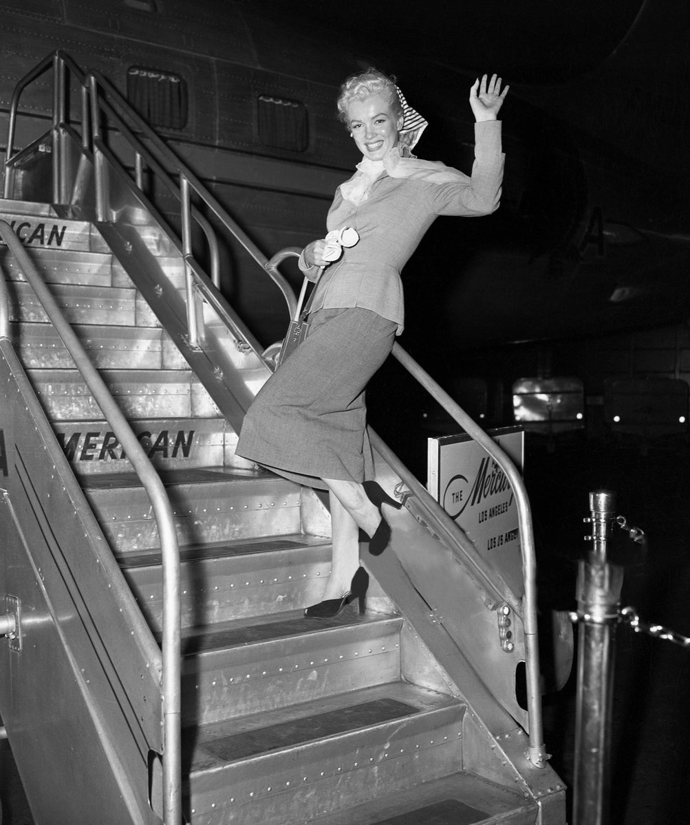 thatmarilyngirl's tweet photo. Marilyn Monroe during her Monkey Business press tour, August, 1952. The film premiered in Atlantic City on August 31st, but she made a quick stop in New York for a couple of days. She told the press it was to see a “friend,” though many speculated it was Joe DiMaggio. https://t.co/nnj9IuScaB