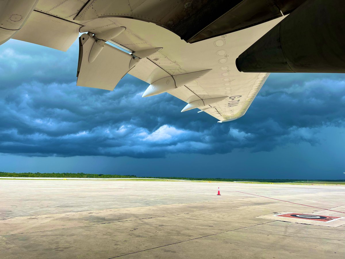 benfoxy123's tweet photo. The #storm that delayed us in #Cuba #Varadero a few nights ago… ⛈ 🥴
Tops were reaching 50,000ft in places 😳
#MotherNature #donotmesswith #dodging #B787 #Dreamliner #avgeeks #avgeek #meteorology #TS #CB https://t.co/FOQ9X0XDro