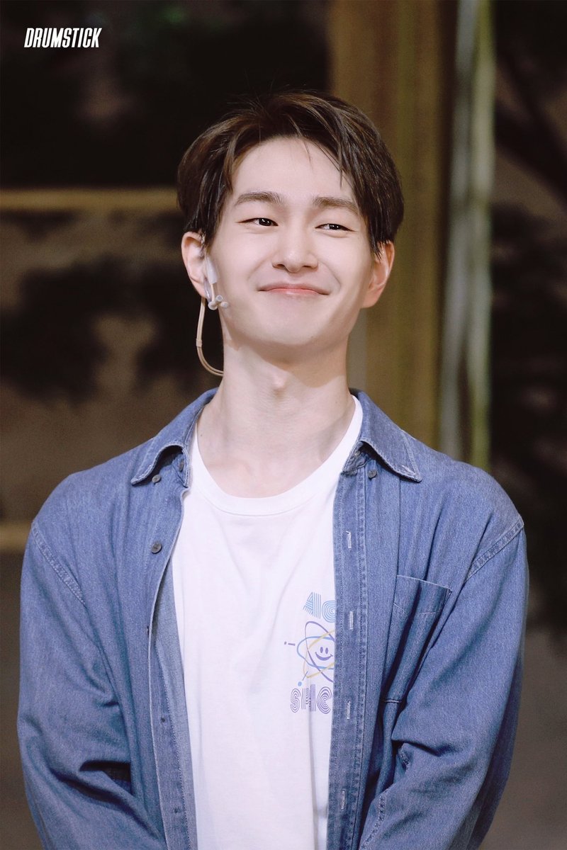 Onew_collarbone's tweet photo. 2022.06.12 OnHaram last show (Midnight Sun musical) #태양의노래
You did sooo well, Jinki!!! 👏🏼👏🏼🥰💙💙💙
His sweet smile ㅠㅠㅠㅠ

샤이니 온유 collarbone
#온유 #ONEW #オニュ @SHINee https://t.co/T9pqBQbYSA