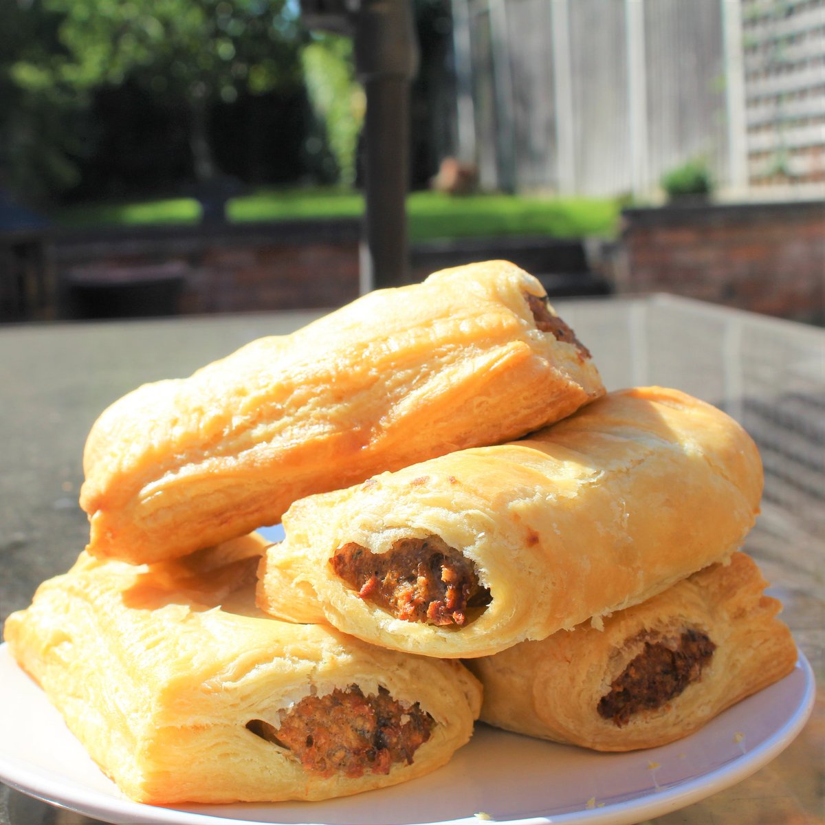 TheSunshineBake's tweet photo. Vegan sausage rolls are perfect for a summer picnic
☀️☀️☀️ https://t.co/QA5hFtJNFI