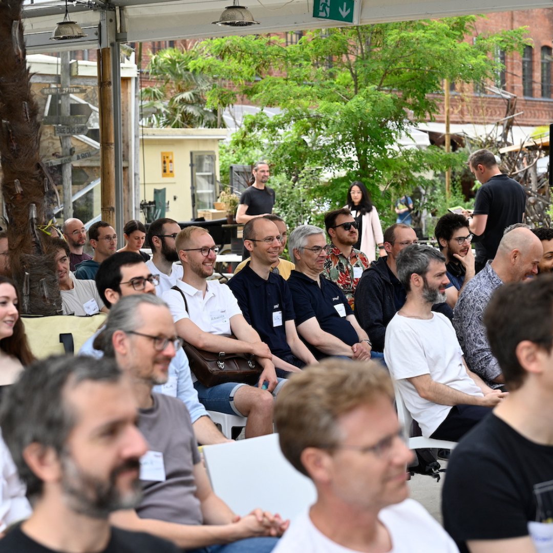 JustOnInvoicing's tweet image. Yes, was für ein Tag! Die ClojureD am Spreeufer in Berlin war herrlich und wir kommen mit viel Input zurück. Eine besondere Freude war es natürlich, die Gewinner unserer Verlosung persönlich kennenzulernen. @clojuredconf #clojureD #clojuredeveloper #clojuredevelopment #justontour