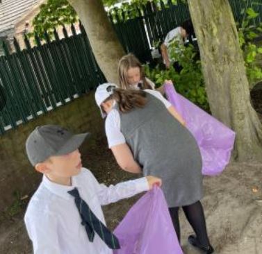 MrB_TheMill's tweet photo. Year 4 have done a wonderful job cleaning the litter in our local area - well done @ASALeavers24 #ASACommunityChampions https://t.co/vmclaRZCh3