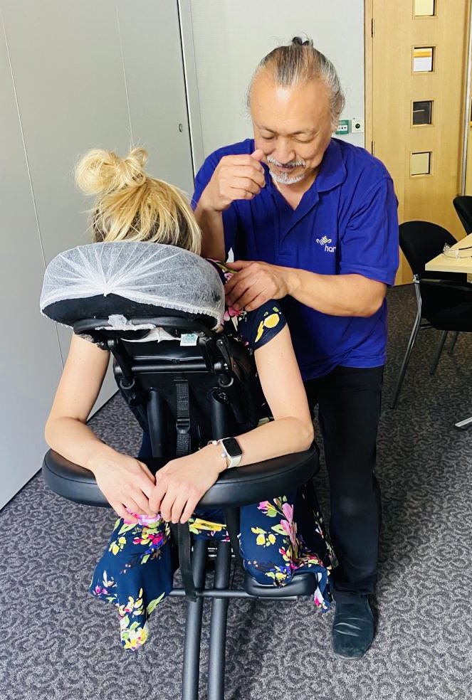 eth_e_et's tweet photo. Our Worcester facility have had the pleasure of the @HandsOnAtWork team today, giving fabulous massages to our employees. #handsonatwork #wellbeing #wellness #employeeengagement 💆‍♀️😀 https://t.co/PssyY3E27F