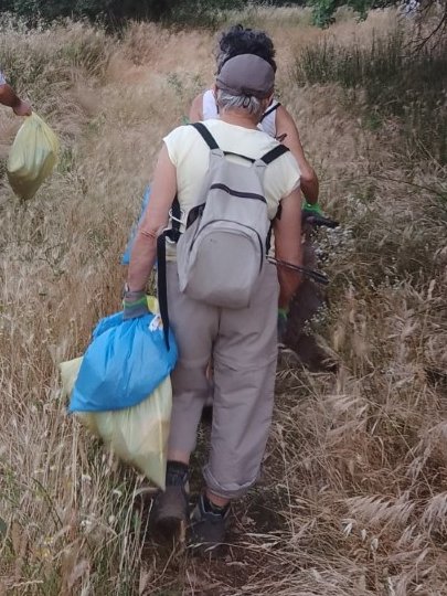 FundacionFire's tweet photo. Los #residuos sólidos abandonados dañan nuestro entorno. En nuestro último taller, unos 20 voluntari@s nos ayudaron a recoger #basura en La Nava del Conejo, #Valdepeñas, gracias al proyecto #RestauRural. Por un #campodemontiel +limpio. #convocatoriaMADS @caixabank @FMontemadrid https://t.co/2UvK7CDXz5