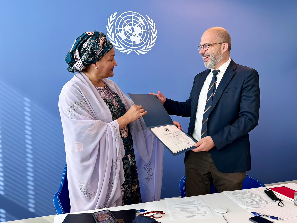 Thank you <a href="/UNPiper/">Robert Piper</a> for an amazing journey. You’ve been a weight-bearing pillar of the development reform, and never lost sight of the people making difference every day across the UN system. Chapeau! 🇺🇳 

📷: A 30-year service award from <a href="/AminaJMohammed/">Amina J Mohammed</a>