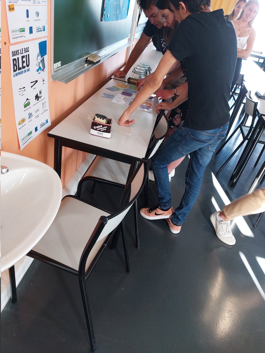 joanriguet's tweet image. Dernière journée de formation avec les M1 M2 Meef. Journée placée sous le signe de la convivialité 
M1 ont fait découvrir leurs EG aux M2, puis en grpe ils ont vécu un une balade Mathématiques avec #mathcitymap
Puis pique nique en mode auberge espagnole...Un bol d'air frais 🤩🤩