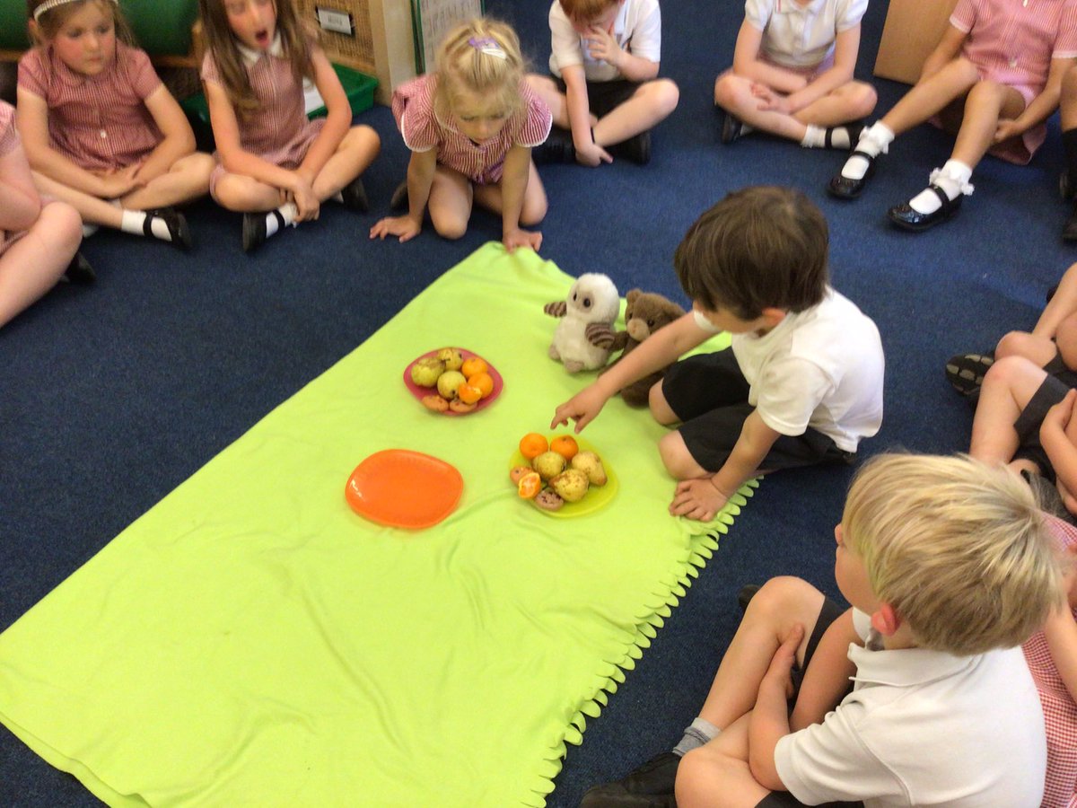 StrettonStMatts's tweet photo. Class R had a fun Maths lesson on sharing. The children shared out the fruit equally between Ted and Owl. They said that we should cut the orange in half to make it fair so they both had the same number of fruit. #SSM #SSMR #SSMMaths https://t.co/8jZDWYhPL0