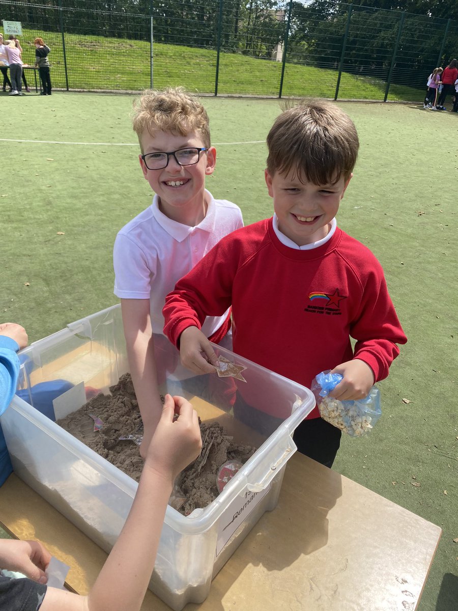 MissFranceBPS's tweet photo. A fun afternoon at #BankierCarnival massive thanks to P2-4 for all the hard work and organising. We were so glad the sun came out for the afternoon! ⭐️🌈 https://t.co/zJf453kFwm