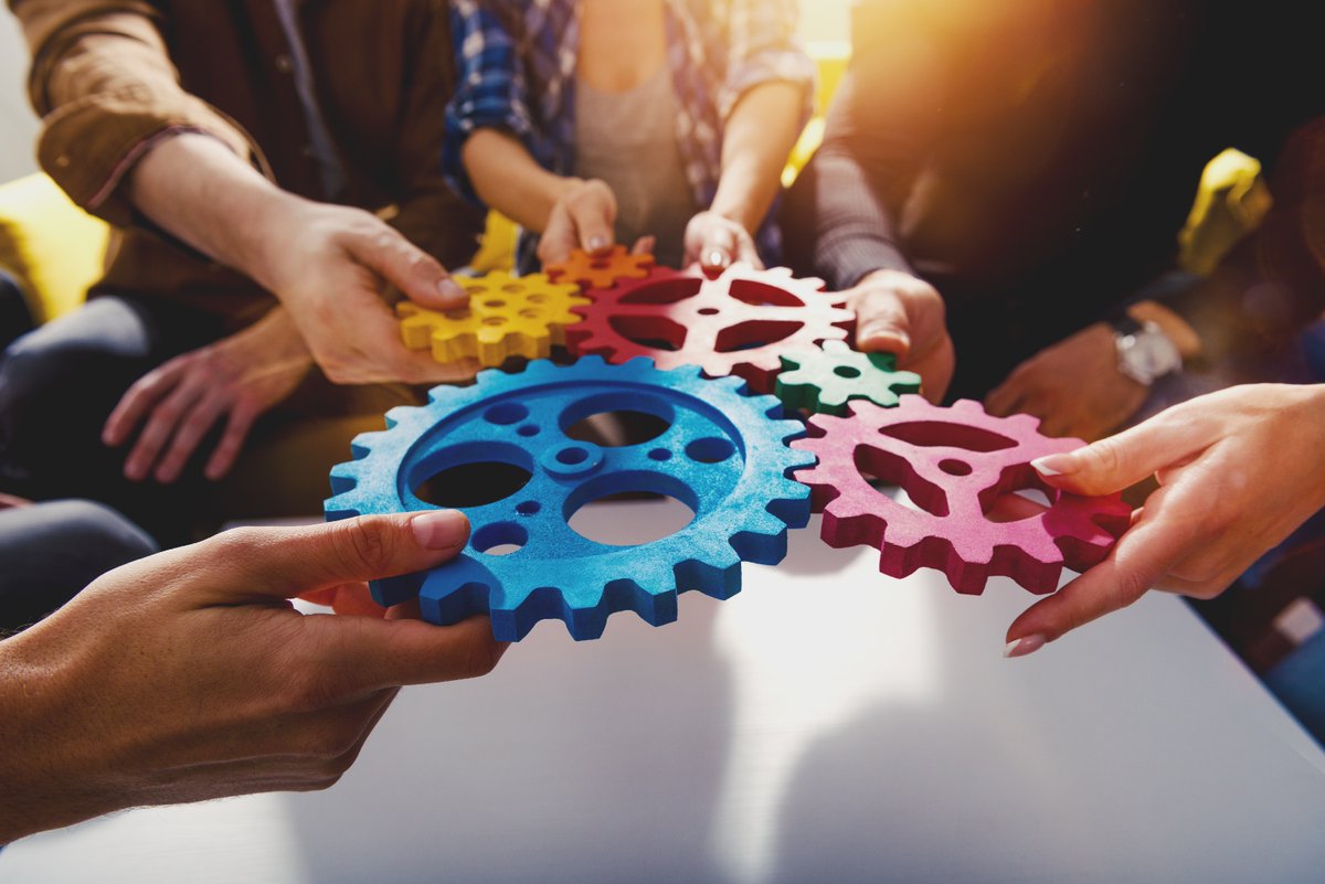This article by Bethenny Frankel caught my attention as an entrepreneur who has built teams from scratch.

She has put together a set of #teambuilding strategies that are helpful whether you’re hiring part‐time help or putting together an entire staff &gt; hubs.li/Q01dqY_p0