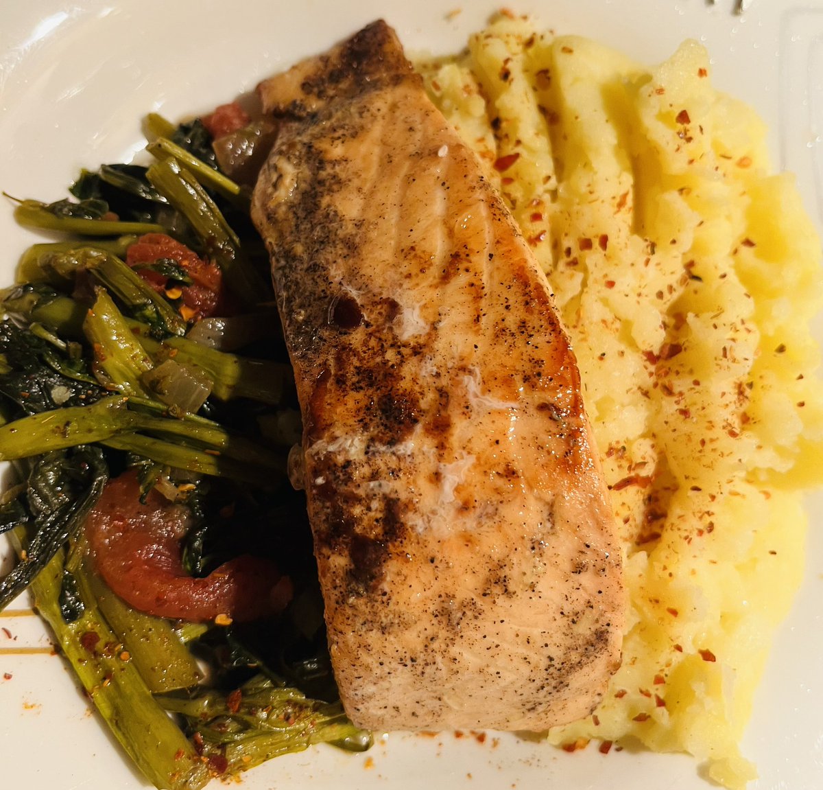 Worldcitizensu1's tweet photo. Dinner!! Salmon with black pepper, ginger, lime and salt with mashed potatoes and morning glory with tomatoes 🍅 , garlic 🧄 , onions 🧅, turmeric and splash of fish sauce. #nutrients #eatwell #wholefoods #askme #nutritionconsultant #begoodtoyou #booksessions #wellness https://t.co/v5UvQUGe9u