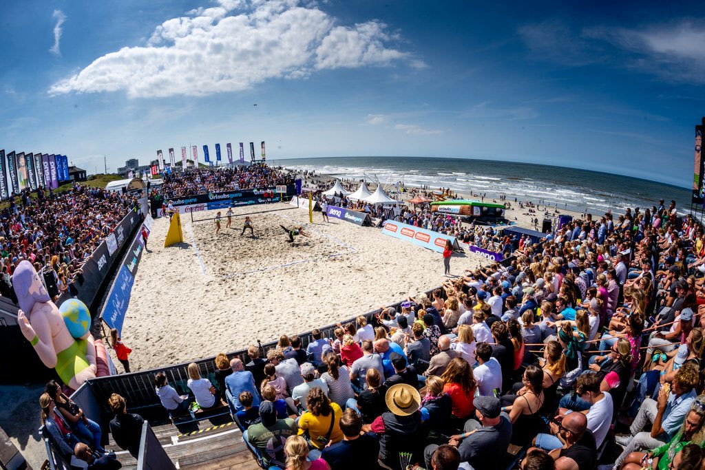 SimonSteiner1's tweet photo. Links: random C-Liga-Turnier in Deutschland

Rechts: momentane Beach Volleyball *WM* in *Rom*

Mag echt ned mit dem Stadionsprecher tauschen, der die ganze Zeit auch noch versucht bei den vier Zuschauern eine Stimmung zu erzeugen💀 https://t.co/nmXTEfGI4G