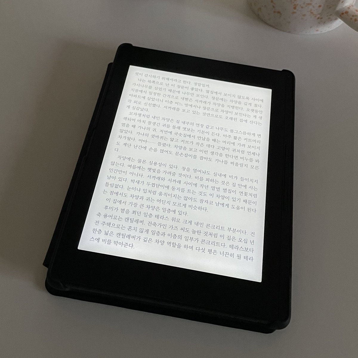 howtobeordinary's tweet image. 마쓰이에 마사시 &amp;lt;우아한지 어떤지 모르는&amp;gt; 블로그 일기에도 썼지만 건축, 인테리어 묘사 세련되게 하는 데엔 일등.. 단순한 열거가 아니라 단정하지만 촘촘한 연결이 그 공간을 더 명확히 상상하게 함. 음식 묘사는 또 어찌나 정성스럽게 하는지 읽는 동안 너무 즐거움. 눈으로 읽는 브이로그 같음.